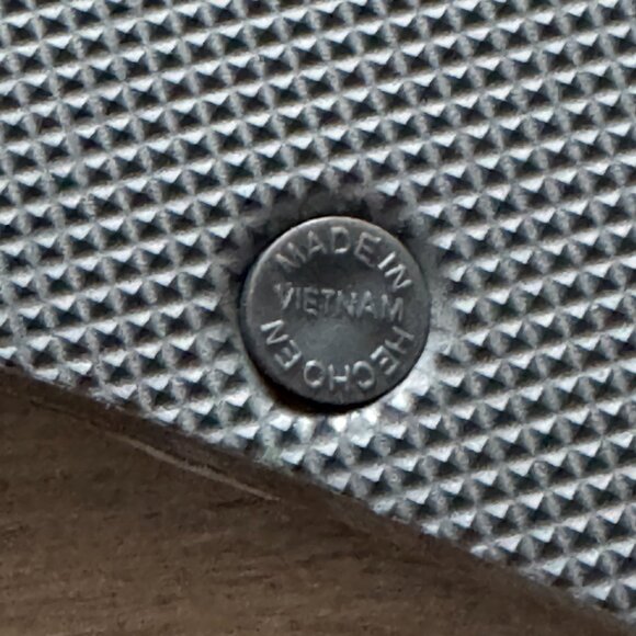 Old Navy Grey Oyster Flip-Flop Sandals for Kids (Partially Plant-Based) - Picture 5 of 9